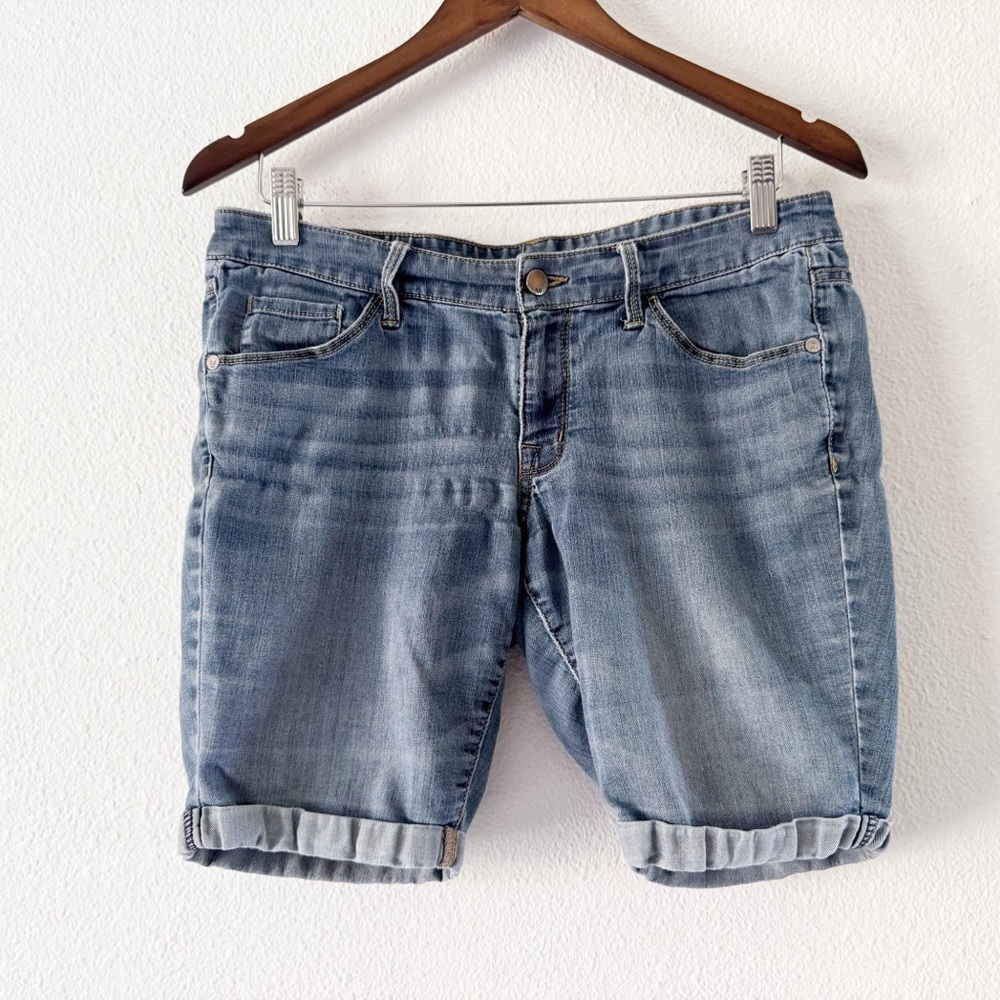 Old Navy Women's Mid-Rise Bermuda Denim Shorts Size 8 Classic Relaxed Casual